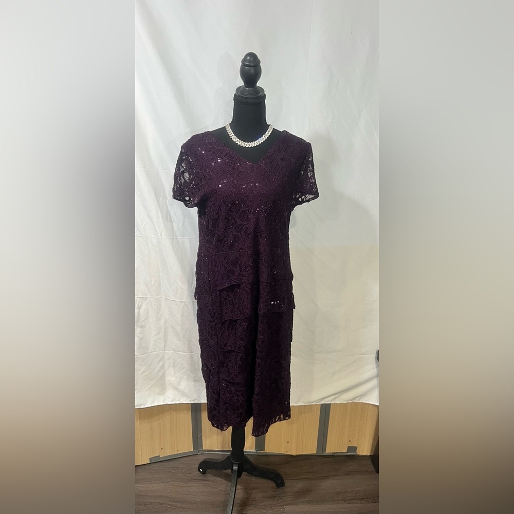Chic Lace Midi Dress in Deep Purple